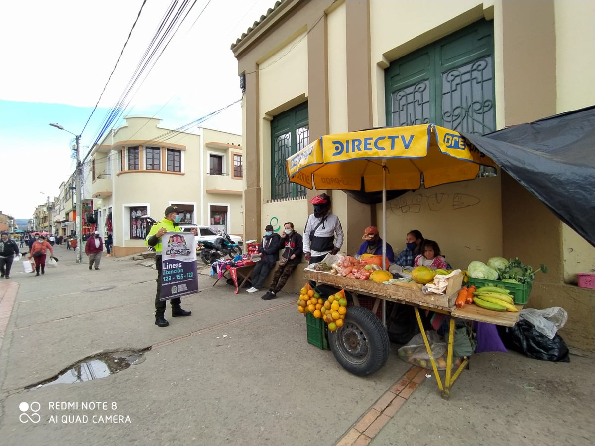 PoliciaMTunja's tweet photo. En el Centro de la ciudad de #Tunja 🏭 la Estrategia de Atención a Mujer, Familia y Género de la #METUN, recuerda 🗣️ los tipos de Violencia y ruta de atención, así mismo las líneas de atención gratuitas ☎️ 123-122-155.
#EsUnHonorSerPolicía https://t.co/t8ENDnElXP