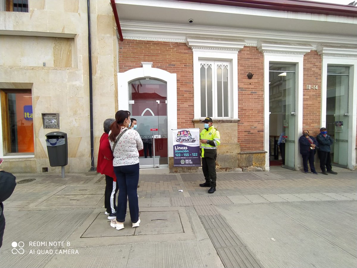 PoliciaMTunja's tweet photo. En el Centro de la ciudad de #Tunja 🏭 la Estrategia de Atención a Mujer, Familia y Género de la #METUN, recuerda 🗣️ los tipos de Violencia y ruta de atención, así mismo las líneas de atención gratuitas ☎️ 123-122-155.
#EsUnHonorSerPolicía https://t.co/t8ENDnElXP
