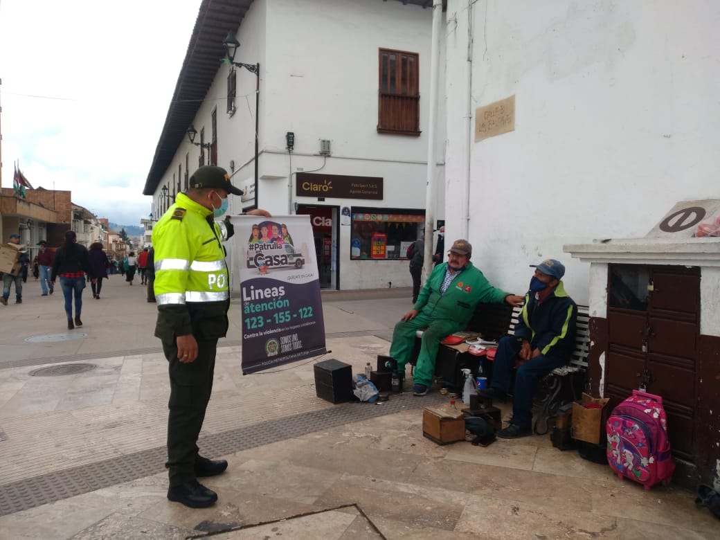 PoliciaMTunja's tweet photo. En el Centro de la ciudad de #Tunja 🏭 la Estrategia de Atención a Mujer, Familia y Género de la #METUN, recuerda 🗣️ los tipos de Violencia y ruta de atención, así mismo las líneas de atención gratuitas ☎️ 123-122-155.
#EsUnHonorSerPolicía https://t.co/t8ENDnElXP