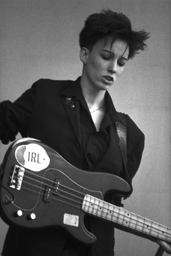 Cait O Riordan from The Pogues photographed by Peterson in Cambridge, 1985

#punk #punks #punkrock #womenofpunk #caitoriordan #ThePogues #history #punkrockhistory