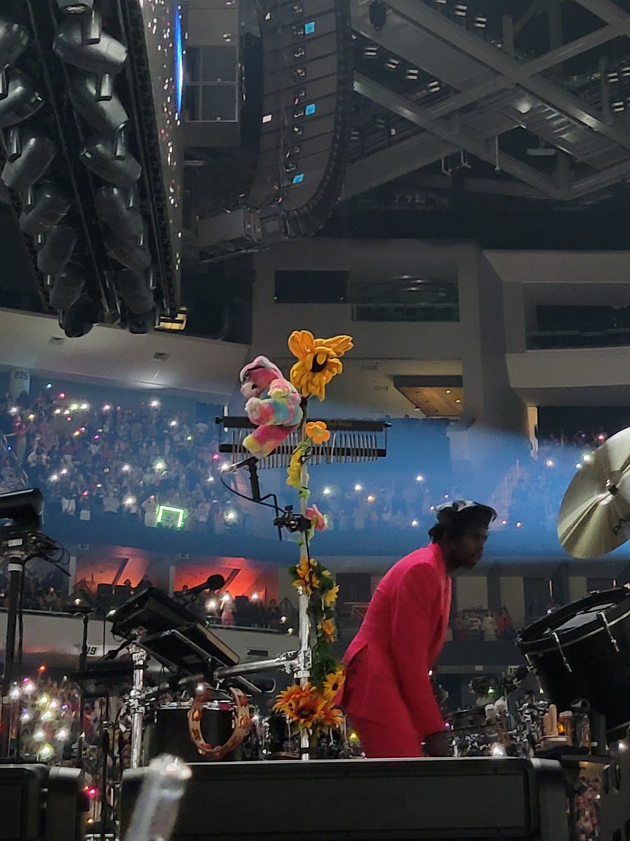 HLDTour's tweet photo. Pauli brought an old friend on stage tonight! #LoveOnTourMilwaukee
(Disclaimer - probably not the same bear we just thought it was cute!) https://t.co/dl2ojHwCYg