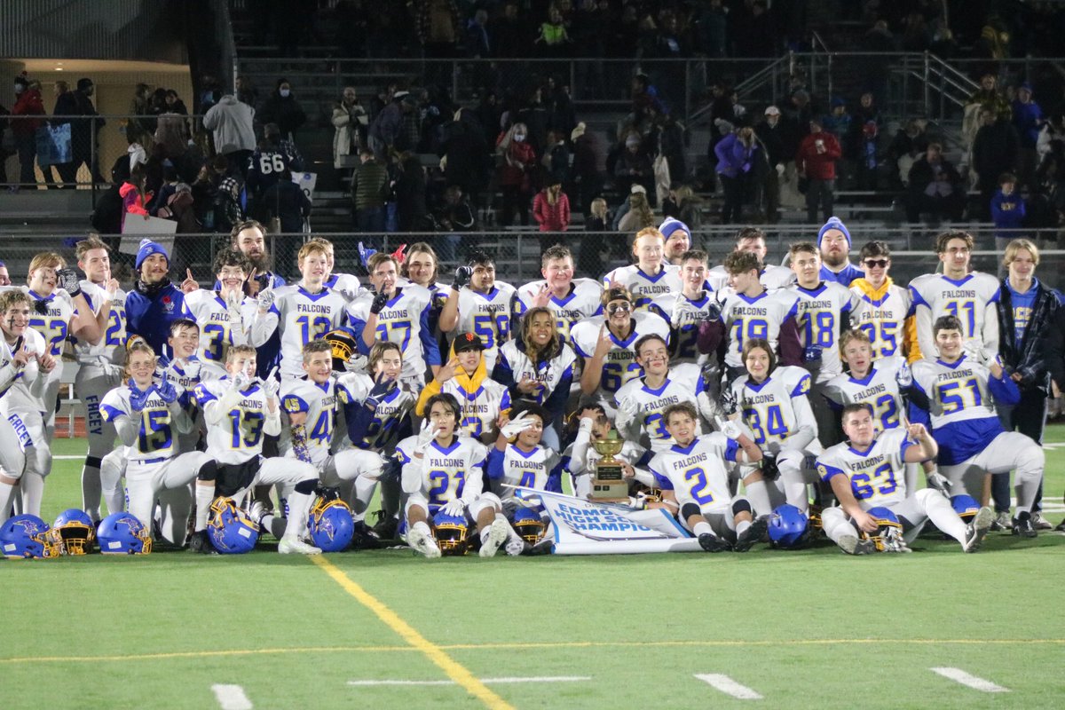 bevfacey's tweet photo. Congratulations to our Junior football team who took the @metro_athletics Division 2 title tonight in an exciting game against Shep by a score of 26-17. Great work, Falcons! https://t.co/zHkMZvOvzA