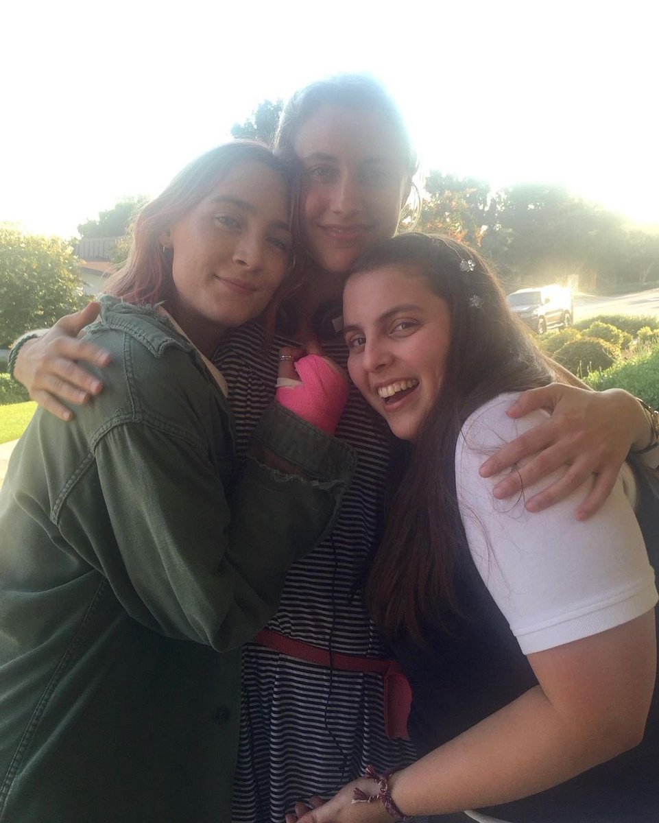 filmpreciation's tweet photo. Saoirse Ronan, Greta Gerwig, Beanie Feldstein on set of Lady Bird (2017) 🥰 https://t.co/V2XFSPFtQD