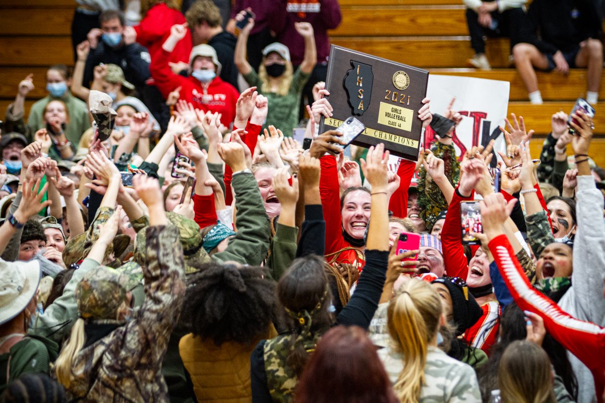 VincentDJohnson's tweet photo. Mother McAuley wins their @IHSA_IL 4A Volleyball Sectional over Marist. This shot of @McAuley_VB's Caroline Macander mobbed while holding their plaque didn't run in the story, so I had to share. Photo for @SouthtownSports, give 'em a follow.
https://t.co/ghBesX1Zh7 https://t.co/upGF9ajemy