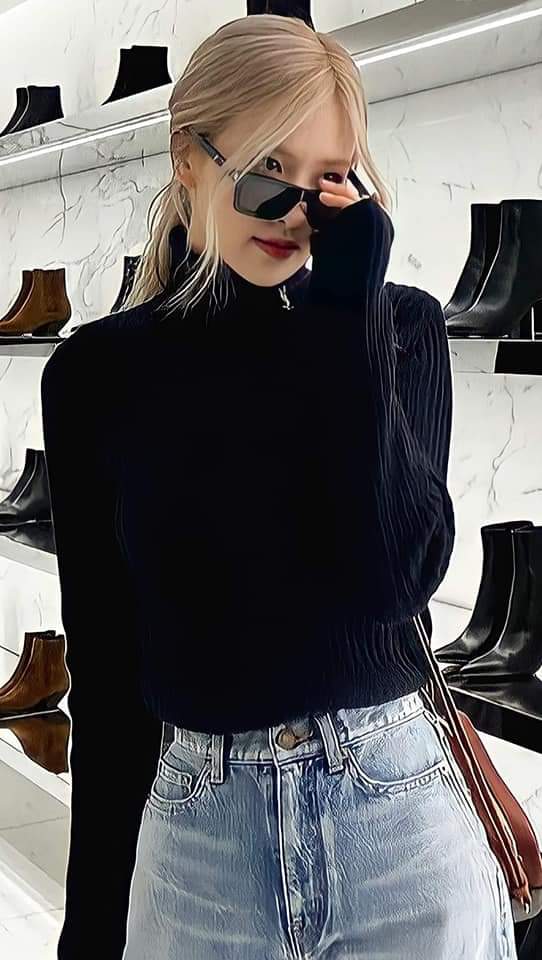 roseeetw's tweet photo. ROSEEEEEEEEE !!!! 
Chaeyeong , Roseanne, Rosie, el amor de mi vida, QUE ESTILO, ERES TAN PERFECTA, DIOSA !!?? 
cómo diría Roseanne 
- HELLO EVERYONE, MY NAME IS ROOOOSEEEE jajzjsjjaajajajaja te amoooooooooo #BLACKPINK #rosepretty #Rose https://t.co/rffsrUFjMN