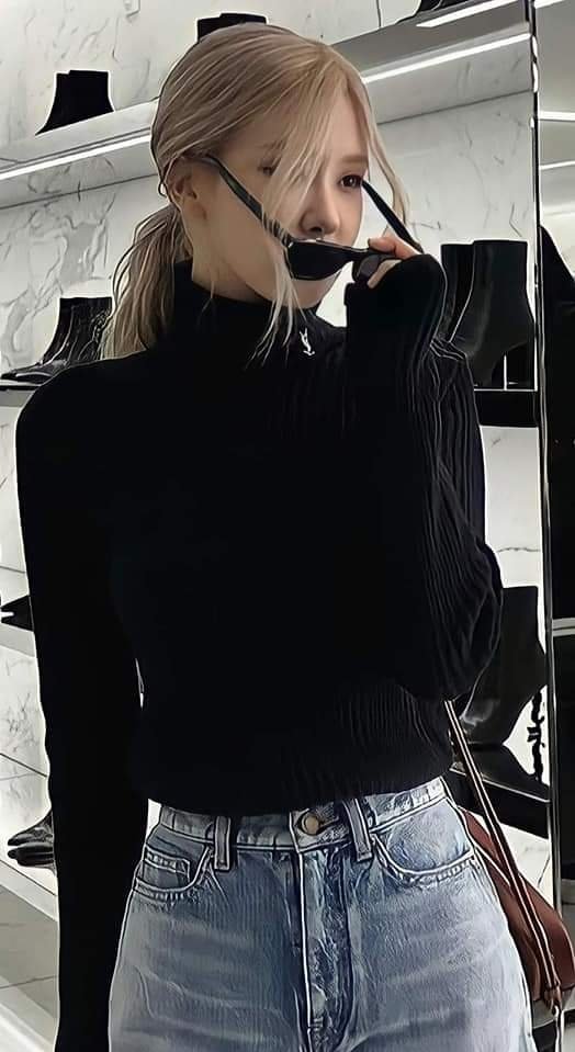 roseeetw's tweet photo. ROSEEEEEEEEE !!!! 
Chaeyeong , Roseanne, Rosie, el amor de mi vida, QUE ESTILO, ERES TAN PERFECTA, DIOSA !!?? 
cómo diría Roseanne 
- HELLO EVERYONE, MY NAME IS ROOOOSEEEE jajzjsjjaajajajaja te amoooooooooo #BLACKPINK #rosepretty #Rose https://t.co/rffsrUFjMN