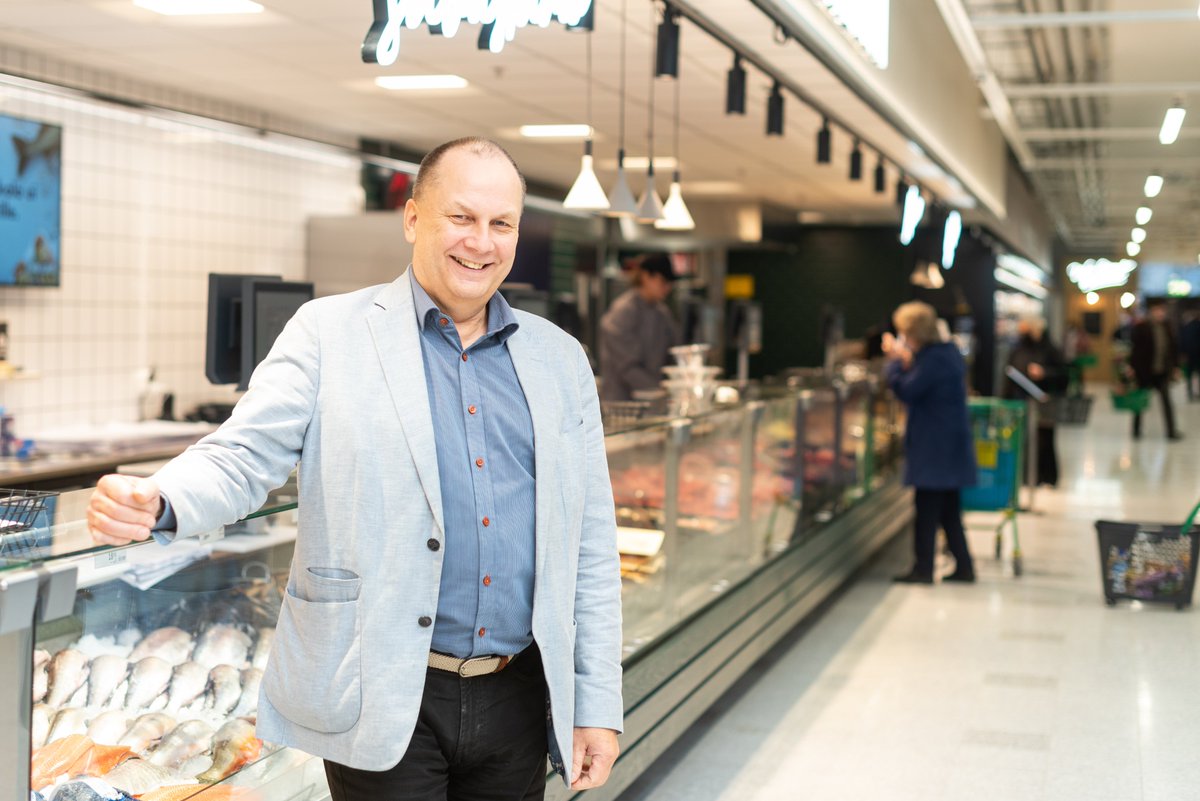 HOKElanto's tweet photo. –HOK-Elannon lippulaivamyymälänä ravintolamaailman trendit, kuten grocerant-ilmiö näkyy nyt Kaaren myymälässä entistäkin erityislaatuisempana. Ruokakaupan uudistuksessa olemme panostaneet vahvasti tuoreuteen, paikallisuuteen, elämyksellisyyteen ja osaamiseen, kertoo Ilkka Riiali. https://t.co/4qaFgJilp7