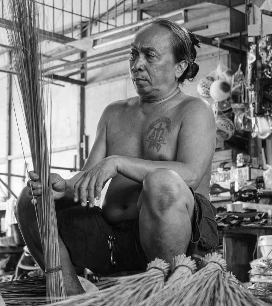 ubo_pakes's tweet photo. The broom maker at work
#broom #broommaking #broommaker #streetphotography #streetphoto_bw #streetphoto #market #taboan #work #streetportrait #sonyalpha #alphashooters #cebu #cebucity #philippines https://t.co/fsOaZOOvJC https://t.co/0j4LoEUlv6