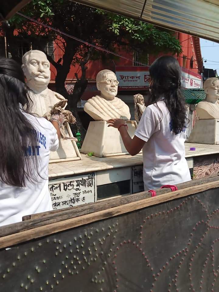 NssMorning's tweet photo. NSS unit of Bangabasi Morning College is definitely following the path of our Father of the Nation and took oath to serve the nation. In this respect we are #cleaningstatues of different areas of Kolkata. #CleanIndia @_NSSIndia @YASMinistry @rdnss_kolkata https://t.co/8kwXW6z0TR