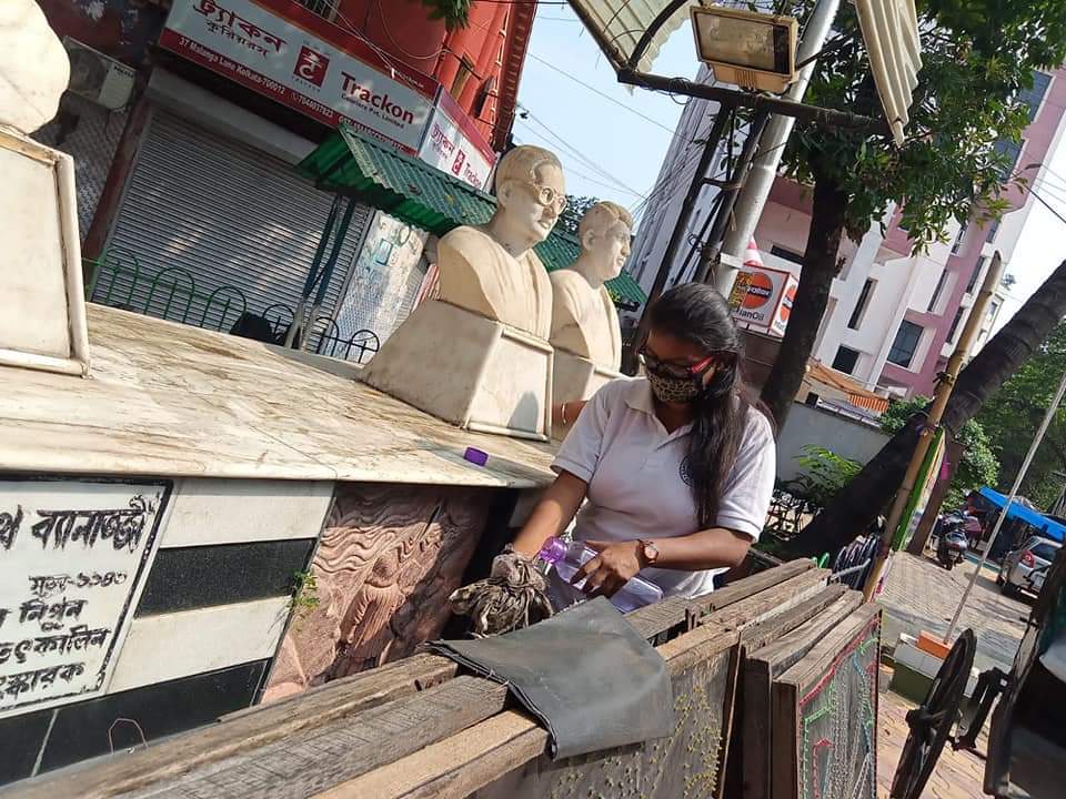 NssMorning's tweet photo. NSS unit of Bangabasi Morning College is definitely following the path of our Father of the Nation and took oath to serve the nation. In this respect we are #cleaningstatues of different areas of Kolkata. #CleanIndia @_NSSIndia @YASMinistry @rdnss_kolkata https://t.co/8kwXW6z0TR