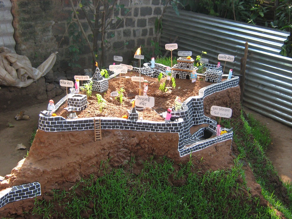 Today is #Narakachaturdashi. And kids in #Mumbai's #Marathi homes would be scurrying to have their #killas complete by #Diwali day. One Diwali tradition in the city and the rest of #Maharashtra is to build miniatures in mud of #ShivajiMaharaj's forts. 

Pic: Parkons Blog
