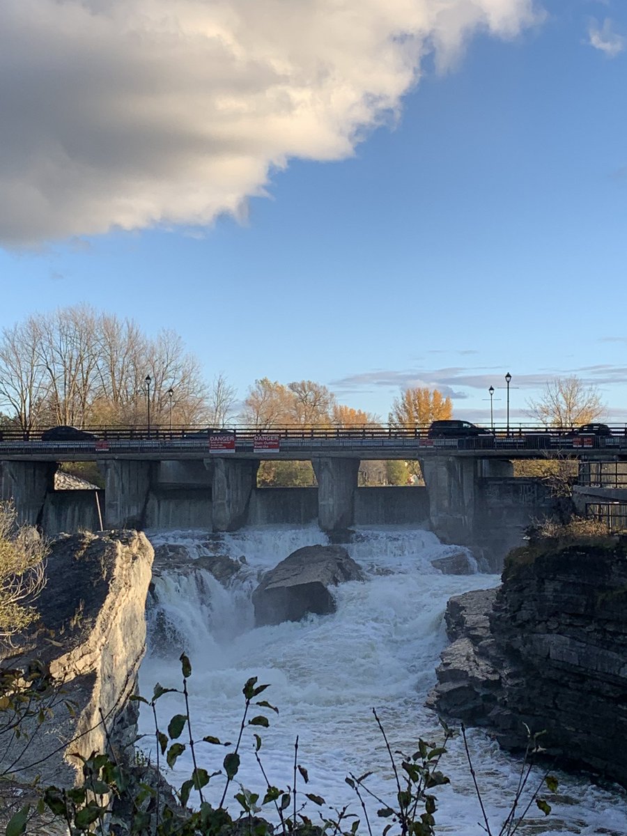 Guy_Theriault's tweet photo. Wonderful time walking at the @ParksCanada #HogsBackFalls @RideauCanalNHS in #MyOttawa #LoveLocks https://t.co/VCtbsczCXn