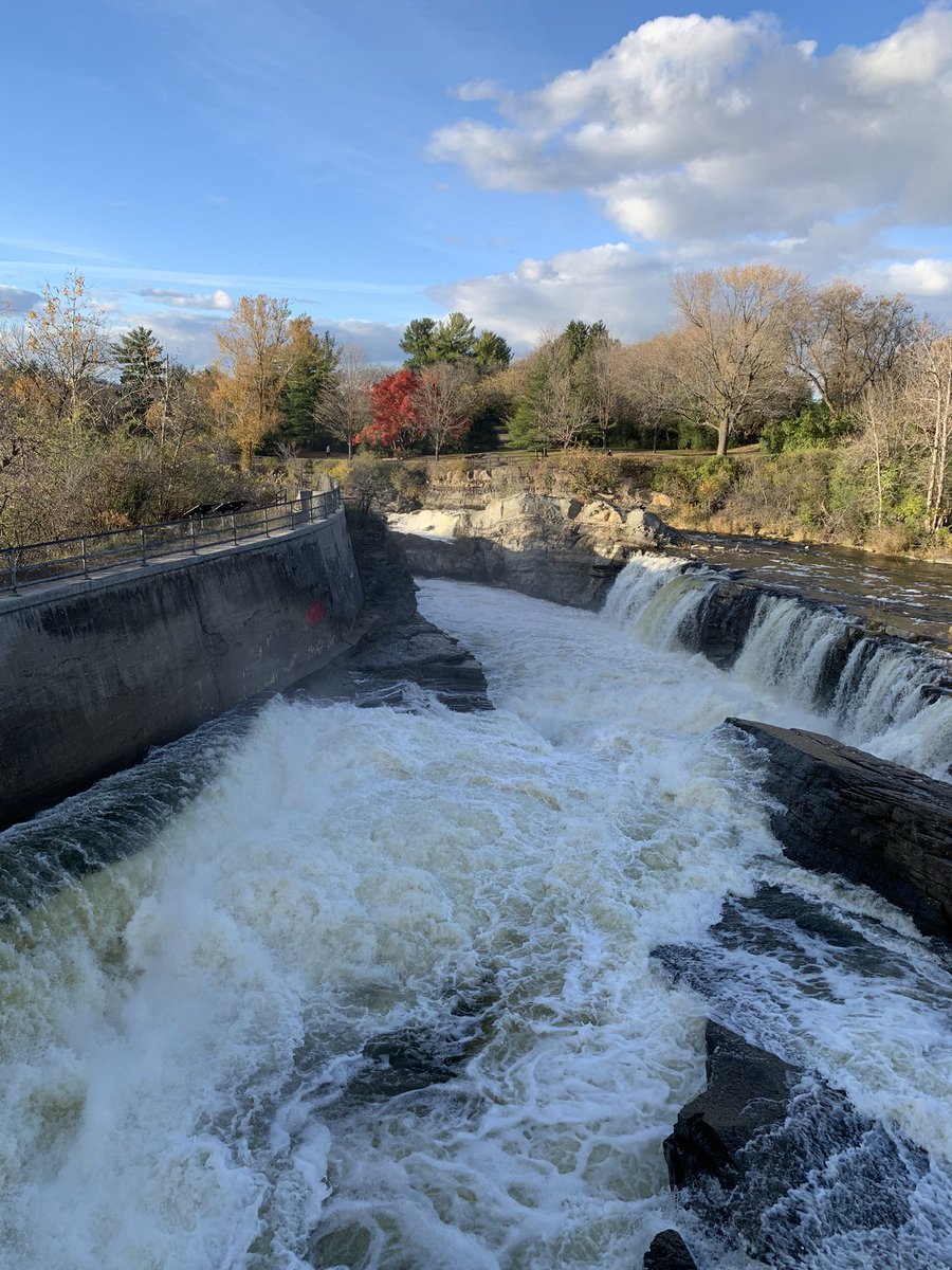 Guy_Theriault's tweet photo. Wonderful time walking at the @ParksCanada #HogsBackFalls @RideauCanalNHS in #MyOttawa #LoveLocks https://t.co/VCtbsczCXn