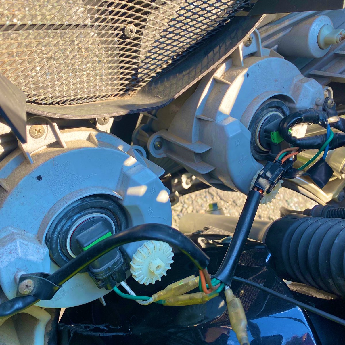 campingrider_'s tweet photo. 本日、ヘッドライトバルブを交換作業をしておりました🛵
自分で手入れできるところは自分でやります😊
そうしたほうが愛着も湧きますね🏕

#SYMRV125
#バイク修理
#バイク乗りと繋がりたい 
#バイク好きな人と繋がりたい https://t.co/nbNxh8DmpT