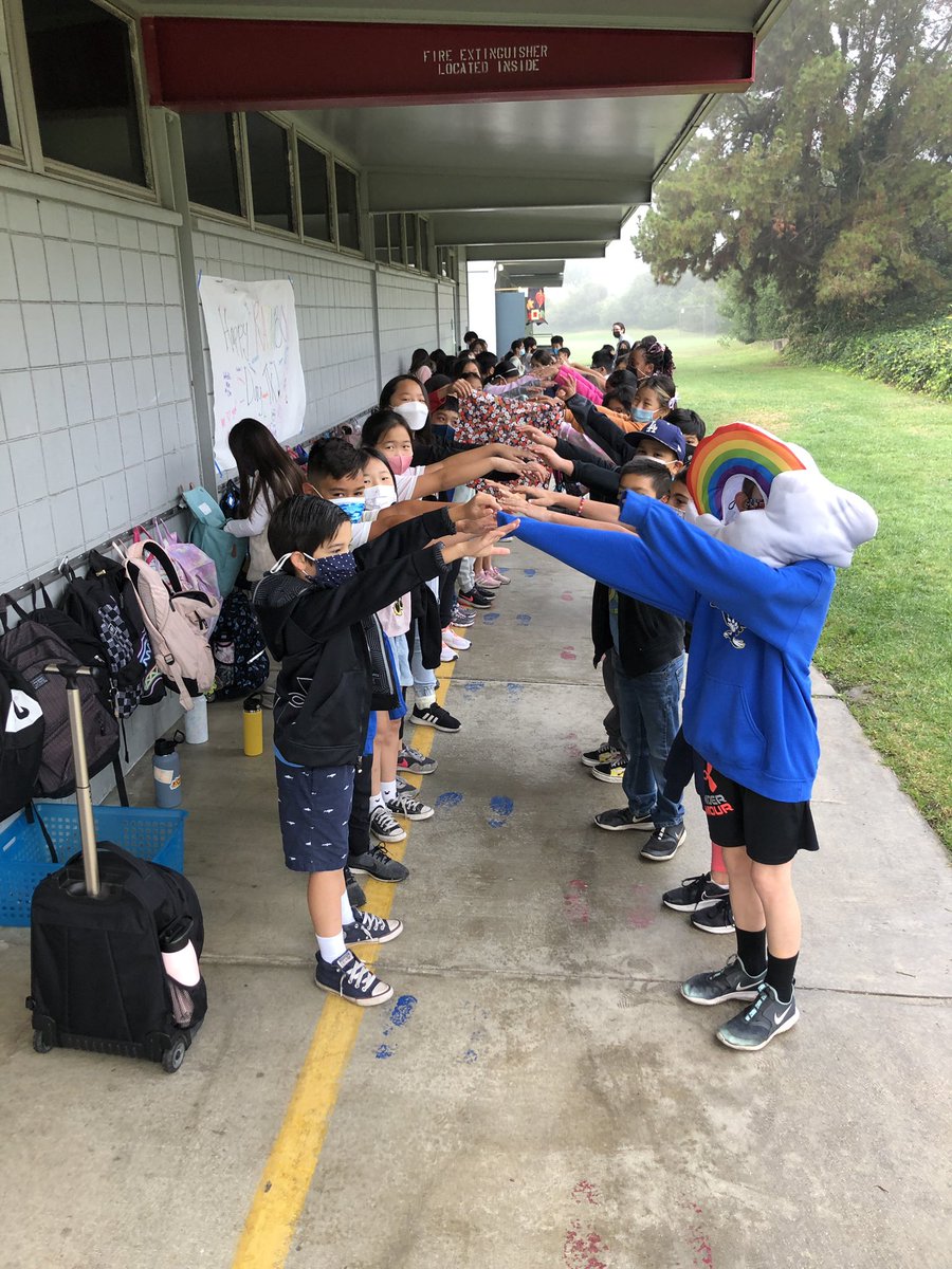 MsHarrisLearns2's tweet photo. Today TK was celebrating learning all the colors by having rainbow day. @MissCothron and I had our kids dress up, too, and greet them with a rainbow to walk under on their way to class! Happy Rainbow Day TK! #SunsetLaneShines #FSDLearns https://t.co/F0OxownrKO