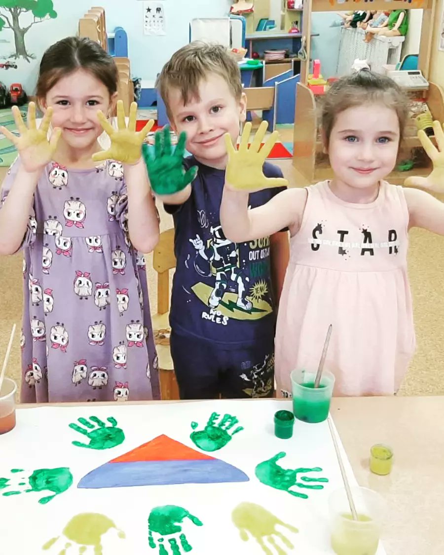 🇷🇺🇷🇺🇷🇺Накануне Дня народного единства мы  рассуждаем с детьми о том, что они  граждане великой многонациональной страны и насколько велика важность сплочения. Ведь только вместе, двигаясь в одном направлении, можно справиться с трудностями и преодолеть препятствия🇷🇺🇷🇺🇷🇺