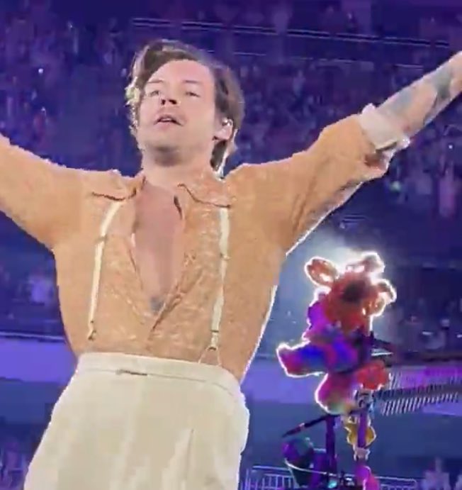 ୨୧ h&l daily (@daiiylarry) on Twitter photo 