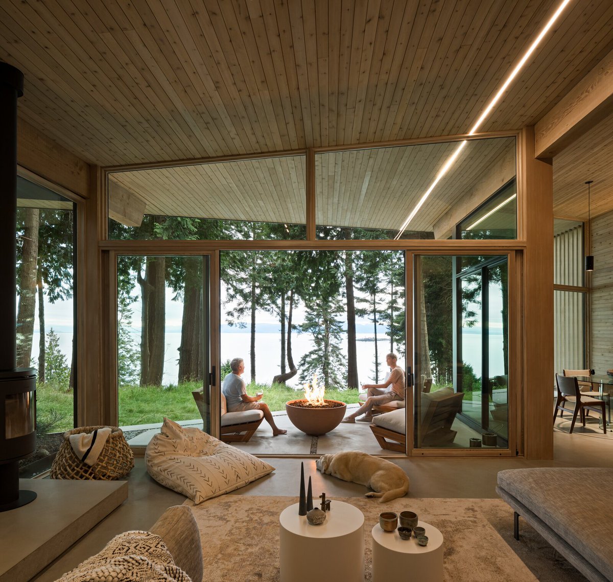 bkkmenuliving's tweet photo. สัมผัสโมเมนต์แห่งความสุขและบรรยากาศแสนอบอุ่นไปกับ Halfmoon Bay Cabin บ้านพักตากอากาศสุดโคซี่ของคู่รักนักสถาปนิกหนุ่มชาวแคนาดา
.
All Photos by Ema Peter
.
https://t.co/d09ByrF1Dx
.
#BKKLIVING #DesignInspiration #HalfmoonBay #PatrickWarren #FritsdeVriesArchitects #AustralianHouse https://t.co/CJpKoSBGoY