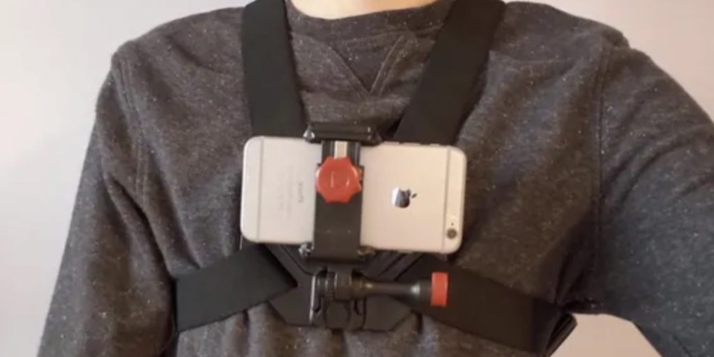 UofTFamilyMed's tweet photo. During the pandemic, med students couldn’t do clinical skills training in person, so a team of DFCM faculty &amp; learners recreated the experience virtually using chest-mounted smartphones, and then assessed the results. @uoftmedicine @UofTMDprogram @STFM_FM https://t.co/J6PJivHtqg https://t.co/UYVz64NNMo