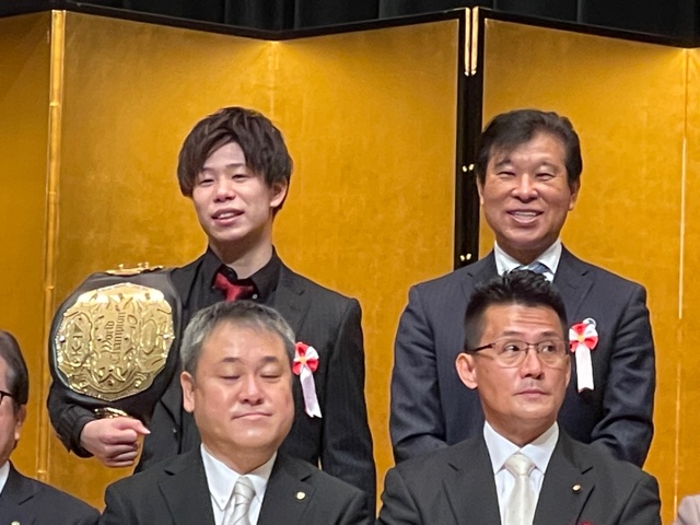 STUFF_TISPY2's tweet photo. 昨日、門真市文化の日で弊社代表が頌詞をいただきました✨門真市出身の第４代K-1WORLD GPフェザー級王者の椿原龍矢さんも同じく表彰を受けられ、壇上でお話しをさせていただきました✨ （撮影時のみマスクを外しております）＃文化の日 ＃頌詞 ＃ものづくり #製品開発 #トータルソリューション #k1wgp https://t.co/6sJNwnixaD