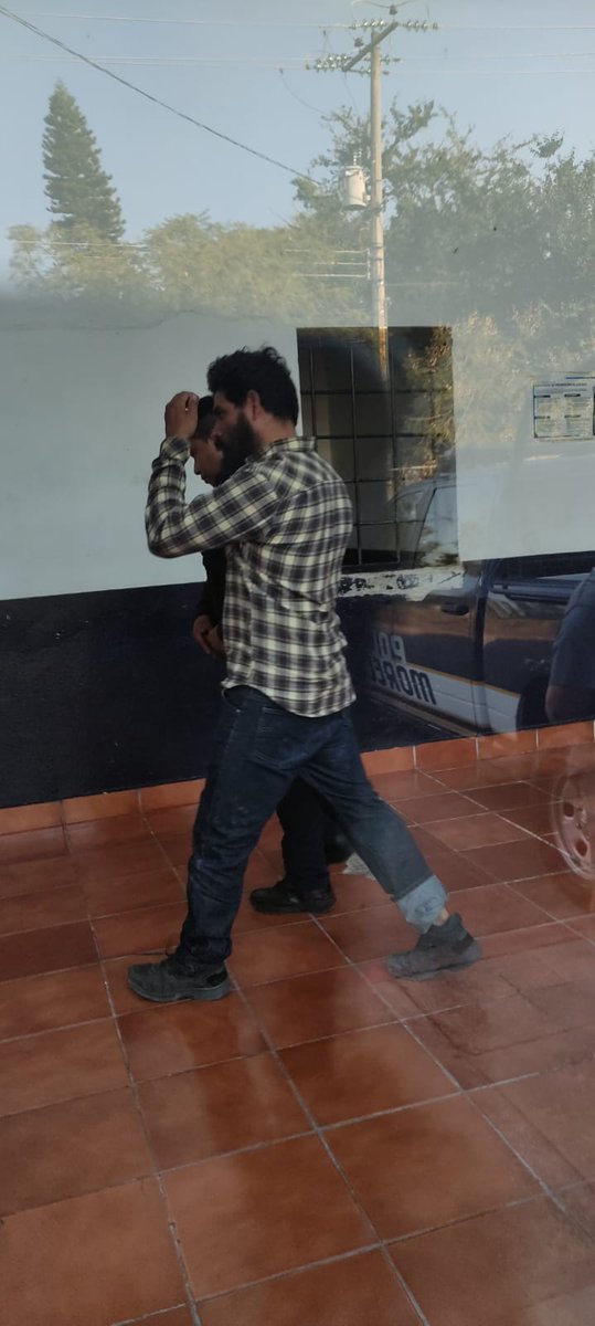 PacoCedeno1's tweet photo. Resultó asaltante es detenido dentro de la iglesia de San José en Cuautla Morelos el acusa por robo y habían amarrado al padre de esta iglesia y pidió el padre auxilio a través de las redes sociales vía WhatsApp https://t.co/LJOnVdaK9E