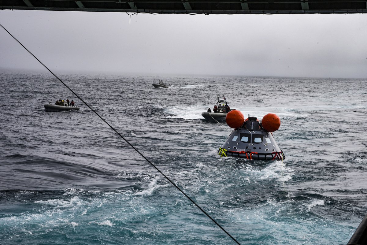 CavasShips's tweet photo. Amphibious ship USS JOHN P #MURTHA LPD26 was underway 1 Nov off SoCal carrying out more recovery exercises of the #Orion spacecraft. This is the 9th of the tests, 3rd for MURTHA. Capsule will be used for the Artemis I manned moon mission https://t.co/OZGrOfixin https://t.co/QFK2CaQEI3