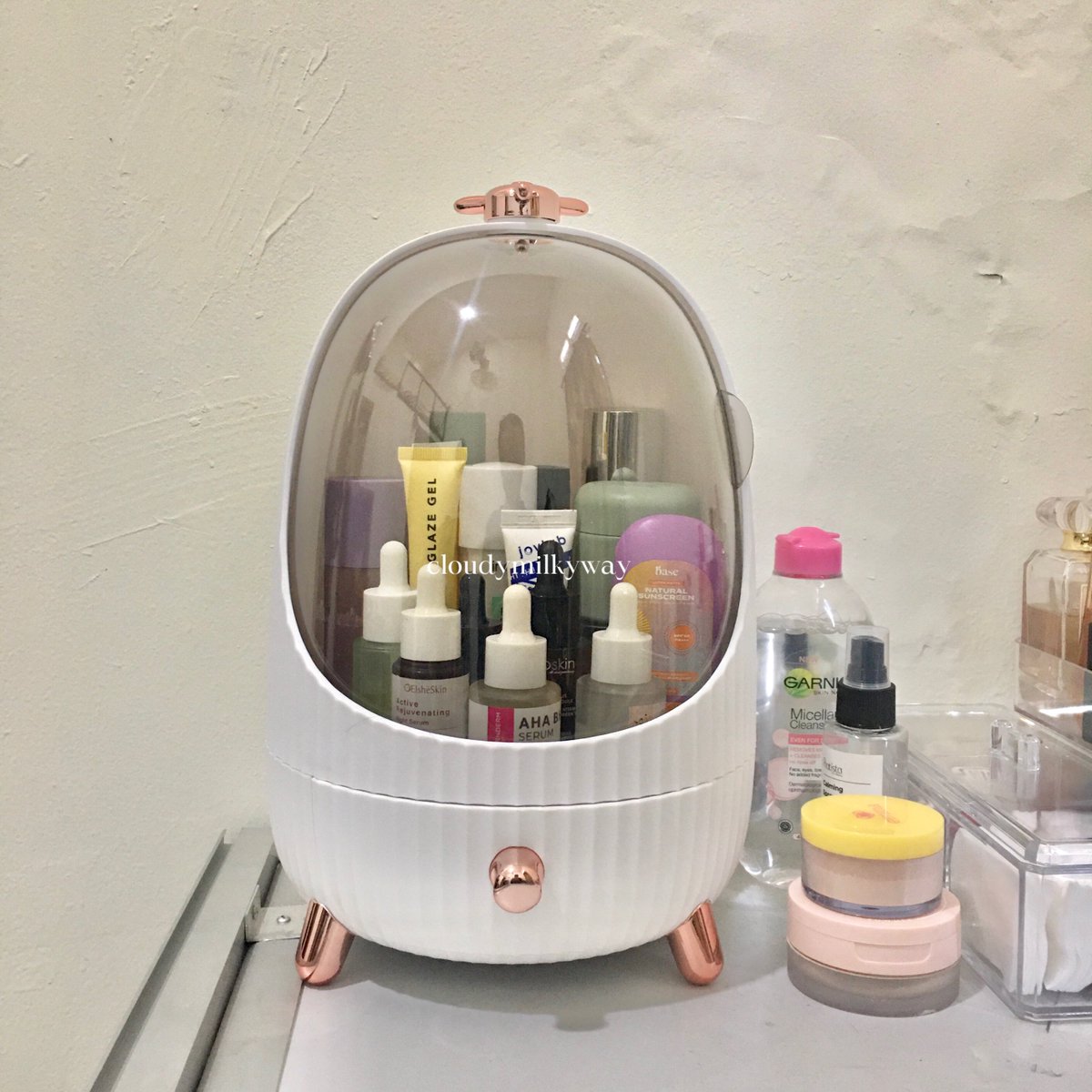 cloudysnowys's tweet photo. racun tempat skincare &amp; bodycare harga affordable check~🤩👌🏻

aku mau meracun rak rak skincare bodycare aku yang baru datang kemarin dan ini realpict yaa!!!

details &amp; link aku drop di tweet bawah aku bakal kasi foto detailsnya 1 1 biar kalian bisa liat👇🏻 https://t.co/OL0Ce5xvaw