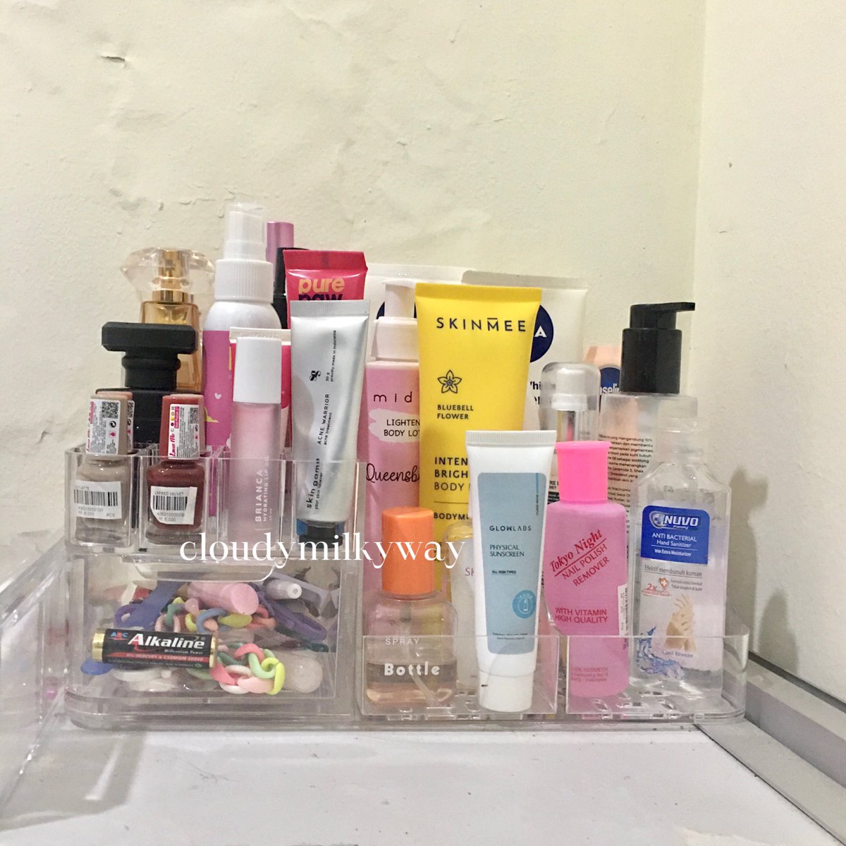cloudysnowys's tweet photo. racun tempat skincare &amp; bodycare harga affordable check~🤩👌🏻

aku mau meracun rak rak skincare bodycare aku yang baru datang kemarin dan ini realpict yaa!!!

details &amp; link aku drop di tweet bawah aku bakal kasi foto detailsnya 1 1 biar kalian bisa liat👇🏻 https://t.co/OL0Ce5xvaw