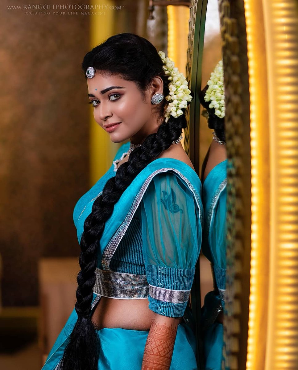 DharshaGupta's tweet photo. 💙🤍என்றென்றும் உங்கள் இல்லங்களிலும், உள்ளங்களிலும் மகிழ்ச்சி பொங்க இனிய தீபாவள��� நல்வாழ்த்துக்கள்🤍💙 https://t.co/YXwl6iwAoS