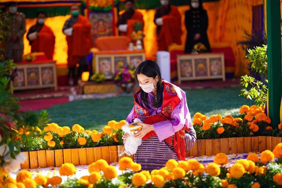 BhutanT's tweet photo. Her Majesty The Gyaltsuen graced the Salhang Tendrel ceremony for The Pema Center- a hospital for mental health and wellbeing within the JDWNRH complex on
3 November 2021, Thimphu https://t.co/v4jz4vEMMV