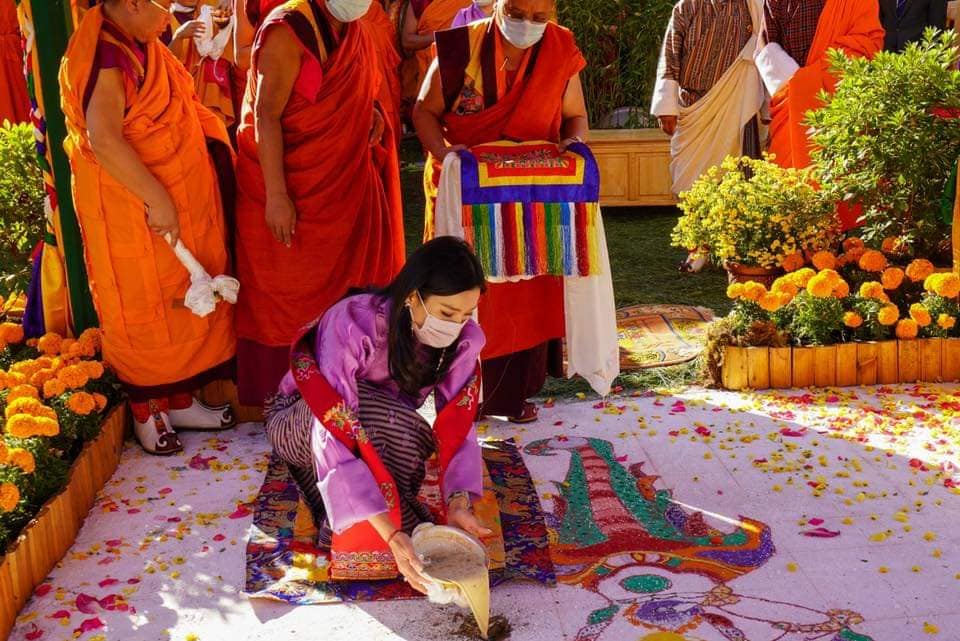 BhutanT's tweet photo. Her Majesty The Gyaltsuen graced the Salhang Tendrel ceremony for The Pema Center- a hospital for mental health and wellbeing within the JDWNRH complex on
3 November 2021, Thimphu https://t.co/v4jz4vEMMV