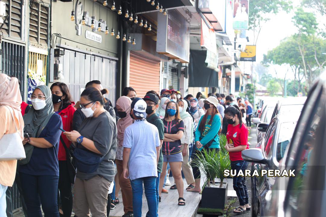 SuaraPerak's tweet photo. Sanggup beratur panjang sehinga kira-kira satu jam demi menjamah sarapan di Restoran New Hollywood. 

Orang ramai termasuk pelancong tempatan mengambil peluang cuti umum sambutan Deepavali untuk mengunjungi salah satu restoran terkenal di Ipoh hari ini. 

Foto: Azureen Kusairi https://t.co/A71qjqSAYR
