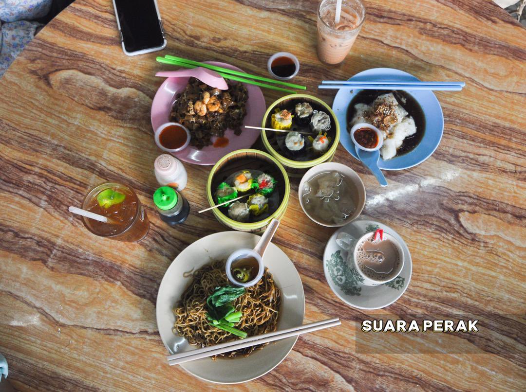 SuaraPerak's tweet photo. Sanggup beratur panjang sehinga kira-kira satu jam demi menjamah sarapan di Restoran New Hollywood. 

Orang ramai termasuk pelancong tempatan mengambil peluang cuti umum sambutan Deepavali untuk mengunjungi salah satu restoran terkenal di Ipoh hari ini. 

Foto: Azureen Kusairi https://t.co/A71qjqSAYR
