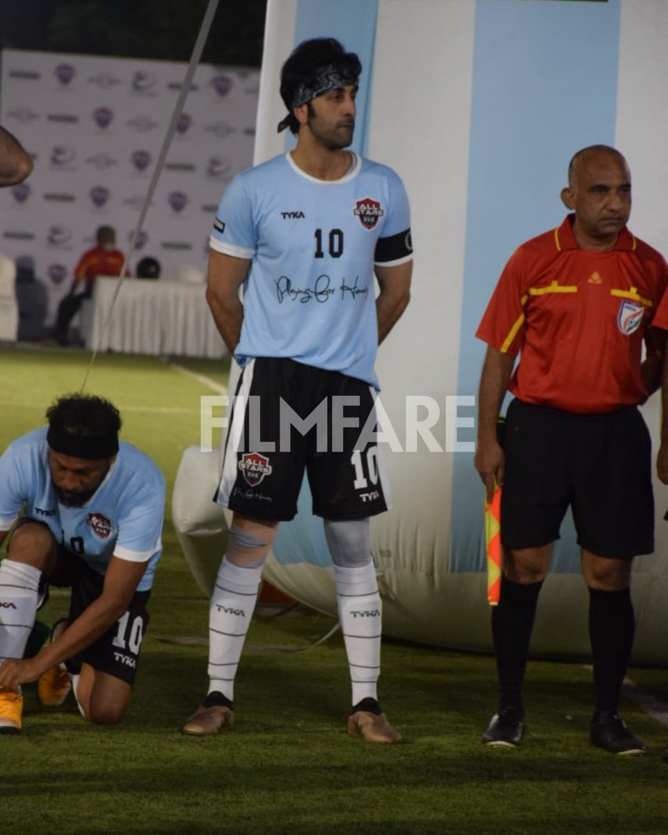 filmfare's tweet photo. He’s so cool, he’s so fine, out of 10 - we’d give him 9!

#RanbirKapoor was papped at the ASFC football match last evening. https://t.co/fvI5gXdhmM