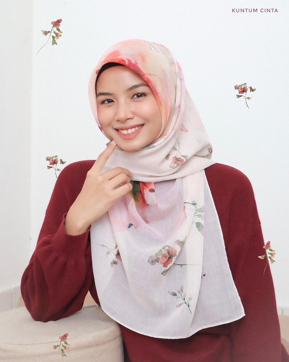 Epscarf's tweet photo. Koleksi kuntum ada 4 design semuanya design bunga watercolor yang berbeza. Kalau pakai auto glowing 🥰 https://t.co/ta9W6RvUBg