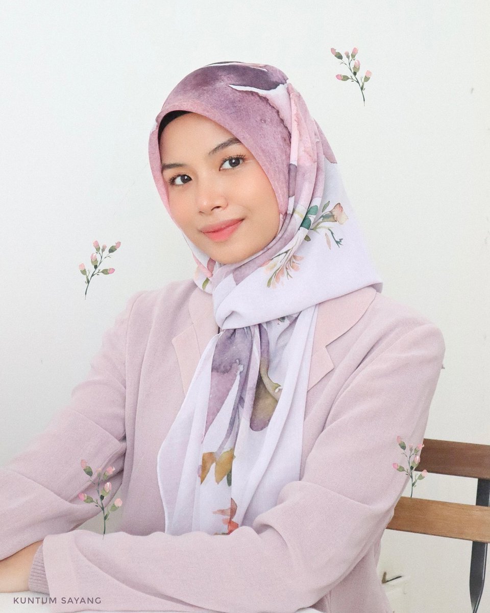 Epscarf's tweet photo. Koleksi kuntum ada 4 design semuanya design bunga watercolor yang berbeza. Kalau pakai auto glowing 🥰 https://t.co/ta9W6RvUBg