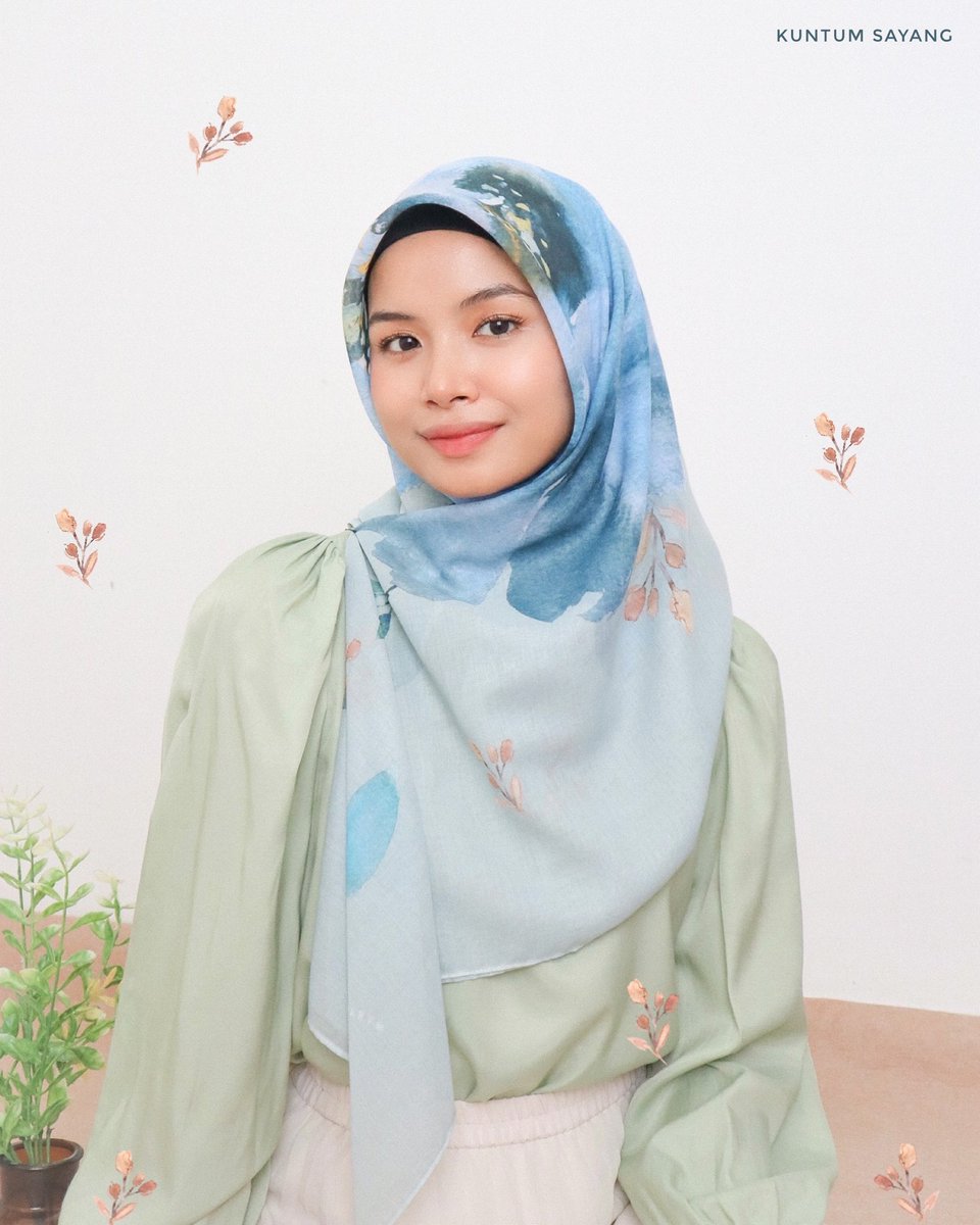 Epscarf's tweet photo. Koleksi kuntum ada 4 design semuanya design bunga watercolor yang berbeza. Kalau pakai auto glowing 🥰 https://t.co/ta9W6RvUBg