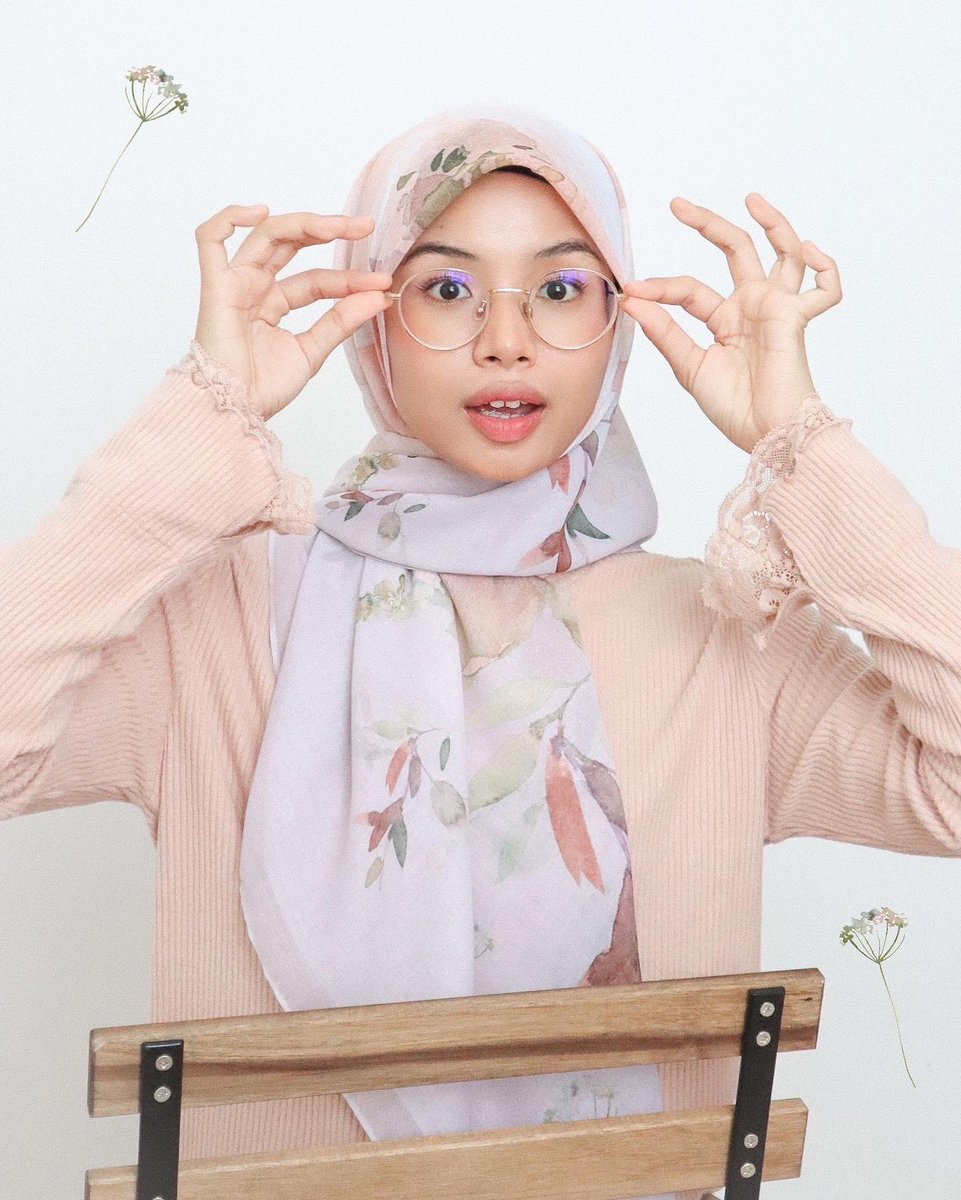 Epscarf's tweet photo. Koleksi kuntum ada 4 design semuanya design bunga watercolor yang berbeza. Kalau pakai auto glowing 🥰 https://t.co/ta9W6RvUBg