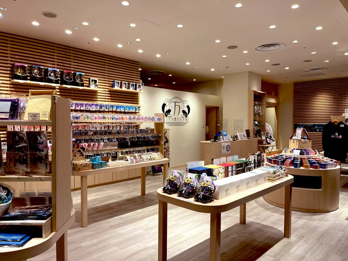 店内こんな感じ!アクリル背景パネル、そこにむっちゃん極チョイスなの分かってるジャン…って思ってしまったな😊あと燃えよ剣の宣伝に土方組のポスターなんなの??www堀川くんのオタク感が強いwww 