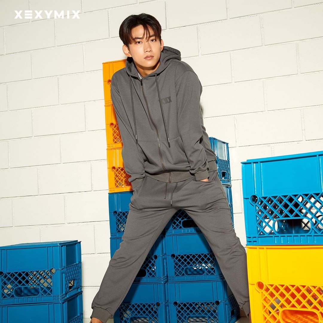 2PMJAYA's tweet photo. [ Xexymix Instagram Update ]

Xexymix's updating again with Hwang Chansung, Ok Taecyeon, and Jun. K wearing a different colored hoodie. And they look awesome in their style.  

🖇 https://t.co/qPqoC692fr https://t.co/T08CpcXAeA
