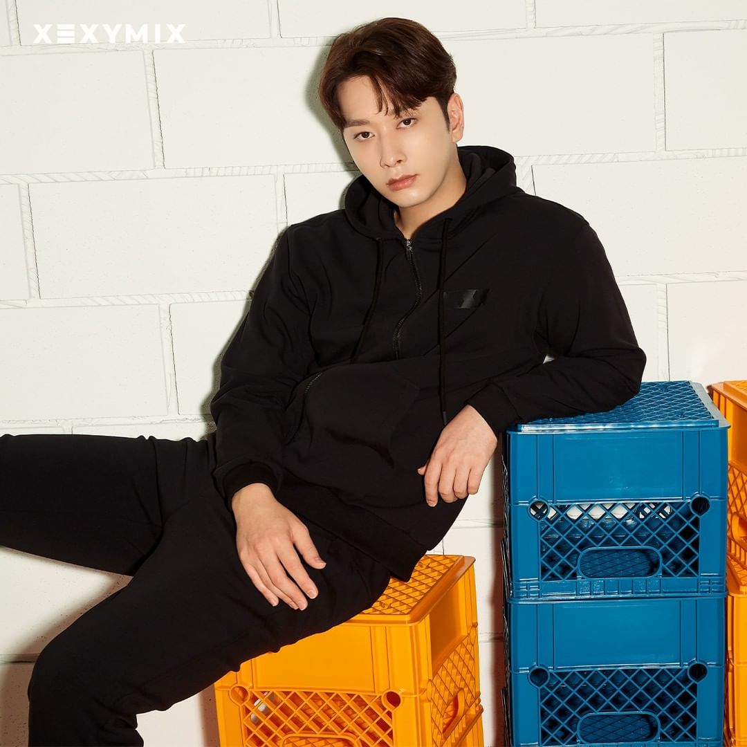 2PMJAYA's tweet photo. [ Xexymix Instagram Update ]

Xexymix's updating again with Hwang Chansung, Ok Taecyeon, and Jun. K wearing a different colored hoodie. And they look awesome in their style.  

🖇 https://t.co/qPqoC692fr https://t.co/T08CpcXAeA