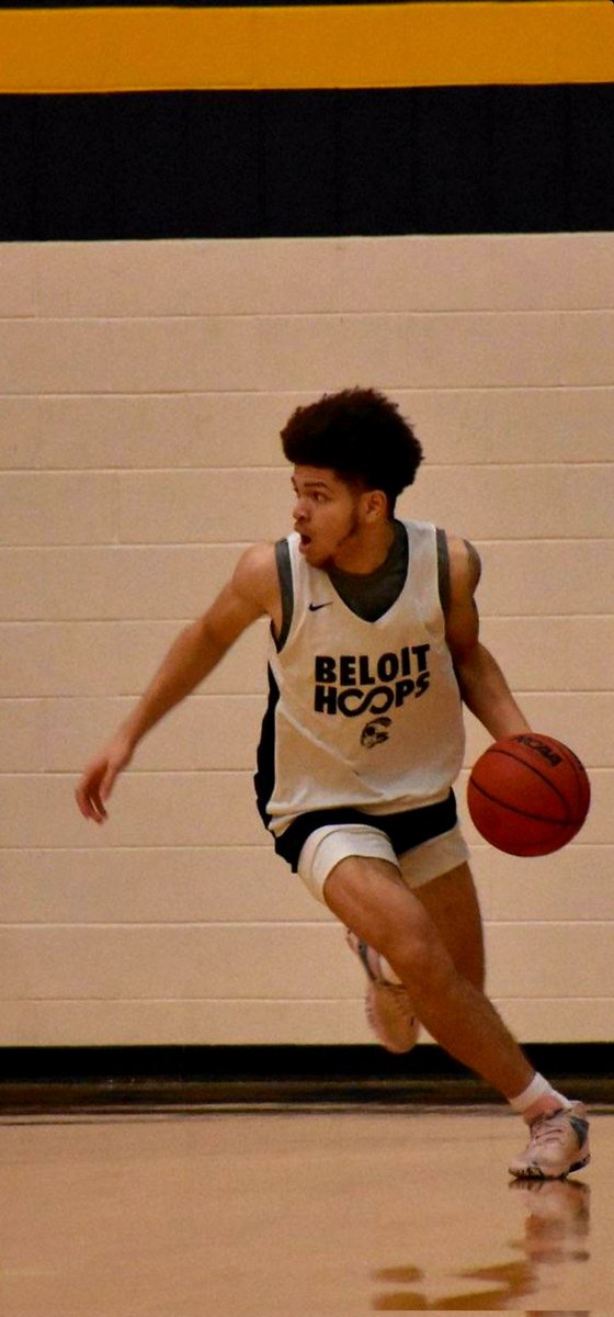 ReeSco3's tweet photo. It's go time! Remember hard work beats talent when talent fails to work hard. #prayalways #stayhumble #driven #focused #goalchaser #dreambig #silentstorm  #applypressure #PositiveVibes #positivity #year1 #mommason #boymom #collegekid @BeloitBucs @_bari2x I'm ur biggest fan💛💙 https://t.co/twJHfiddlh