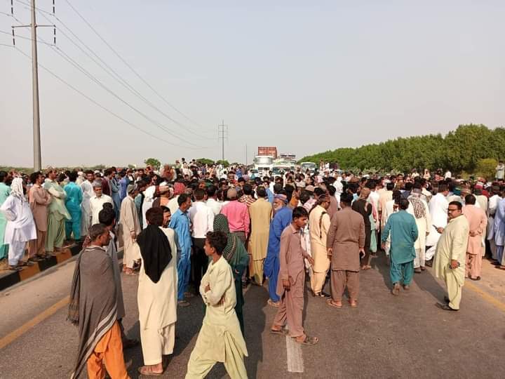 AzizLashari10's tweet photo. سنڌ جو شعور روڊ تي ڌاٻيجي لڳ هزارين ماڻهو جو ڌرڻو ، 
شھيد ناظم جوکيو جي قاتلن کي گرفتار ڪيو وڃي. 
#justicefornazimjokhio https://t.co/gQBVwfle8Z