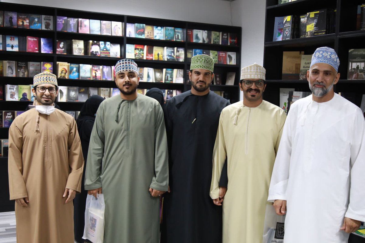 AlHusain22's tweet photo. من محاسن التوقيع بالأمس للكاتب @MuawiyaAlrawahi هذه الجمعه الطيبة مع نخبة من مغردي عمان .

@amj000d @MoosaAlamir @MuktarOman @ishaq_aghbari @BusaidiNaser @adil_alkasbi @abdulmalik512 @AlSuLiMi91 

شكراً لك معاوية على إتاحة الفرصة للقاء هذه النخبة المميزة من الأصدقاء
#صباح_Iلخير https://t.co/cj5VcbBblf