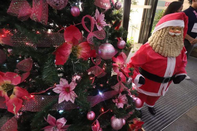 Vice Christmas 2022 Inquirer On Twitter: "Pink Christmas 🎄 Look: The Local Government Of Iloilo City Goes Pink With Their Christmas Decorations To Show Support To Vice President Leni Robredo's Presidential Bid In The 2022 Vice Christmas 2022 Inquirer On Twitter: "Pink Christmas 🎄 Look: The Local Government Of Iloilo City Goes Pink With Their Christmas Decorations To Show Support To Vice President Leni Robredo's Presidential Bid In The 2022