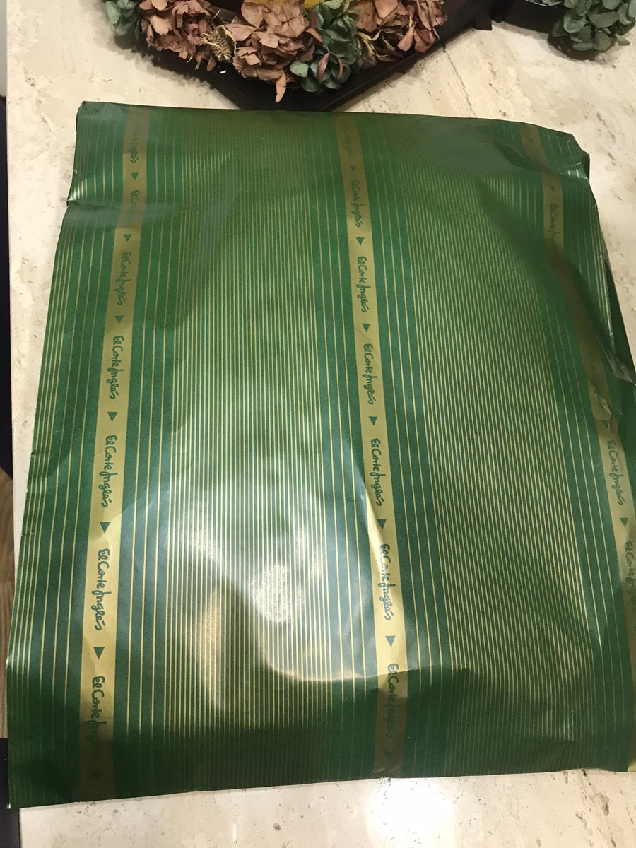 riera_silvia's tweet photo. @elcorteingles Que compres un jersey de firma, pidas que sea para regalo y te llegue en un sobre como si lo hubieras comprado en un mercadillo 😡 https://t.co/sTeVhyEKKx
