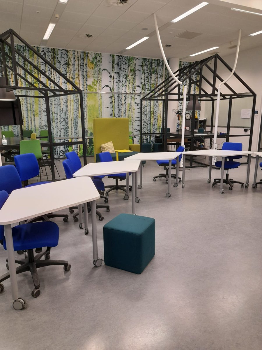 digipointvantaa's tweet image. Amk-kokeilun opiskelijat pääsivät kokeilemaan Laurean monitoimitilaa. Samalla kokeilimme toisenlaista istumajärjestystä keskustelun sujuvoittamiseksi. Aamun kuulumiset kävimme läpi sarjakuvien kautta (kuvassa ohjaajien taideteokset) 🤣 #digipoint #6aika #vantaankaupunki #laurea