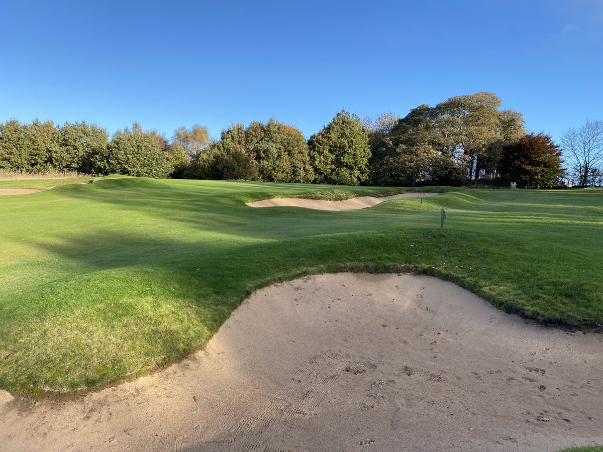 headingleygolf's tweet photo. As is always the case in Yorkshire blue skies and hardly a breath of wind 

Course looking absolutely 👌 https://t.co/FKr9eMqSQM