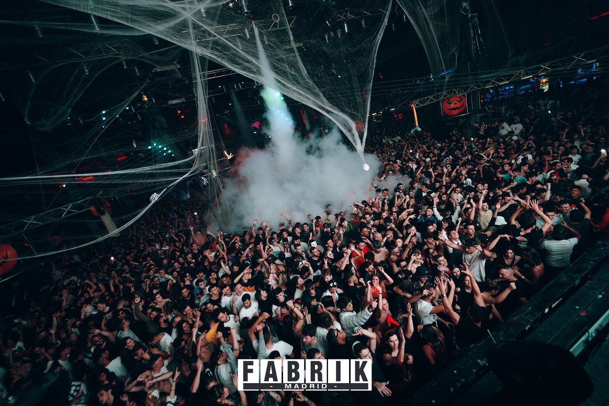 fabrikdiscoteca's tweet photo. 💀 Hoy es el momento de recordar lo que pudimos vivir este domingo en nuestro #Hallowfest 🤩 ¿Estuviste aquí? ¿Cuál fue el set que más disfrutaste? https://t.co/pV9FliKqCK