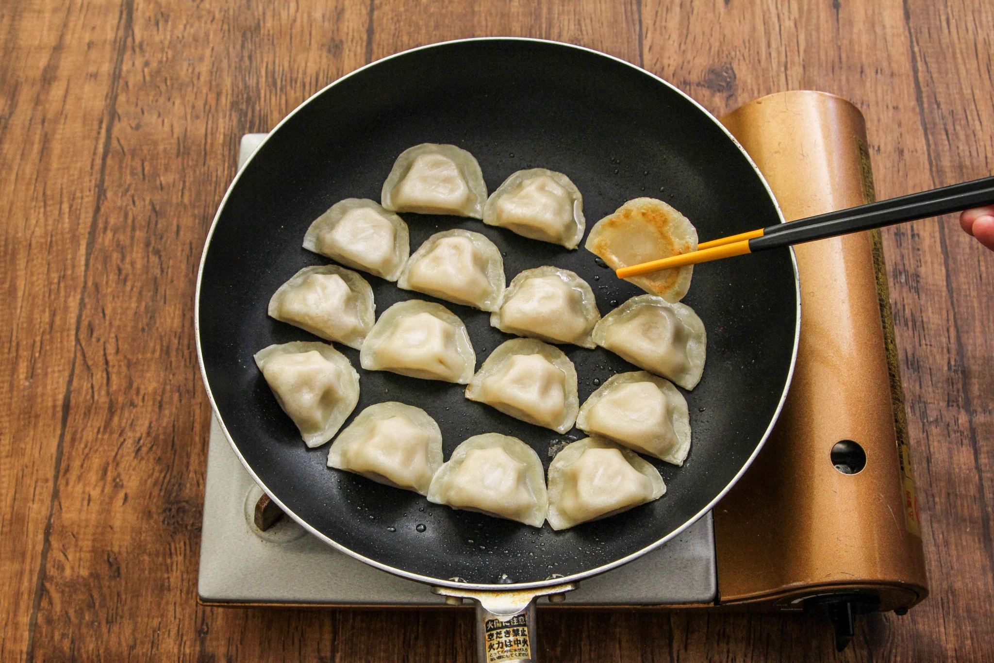 水餃子を焼いてみると、モッチモチ肉汁じゅわ〜で最高に美味！
